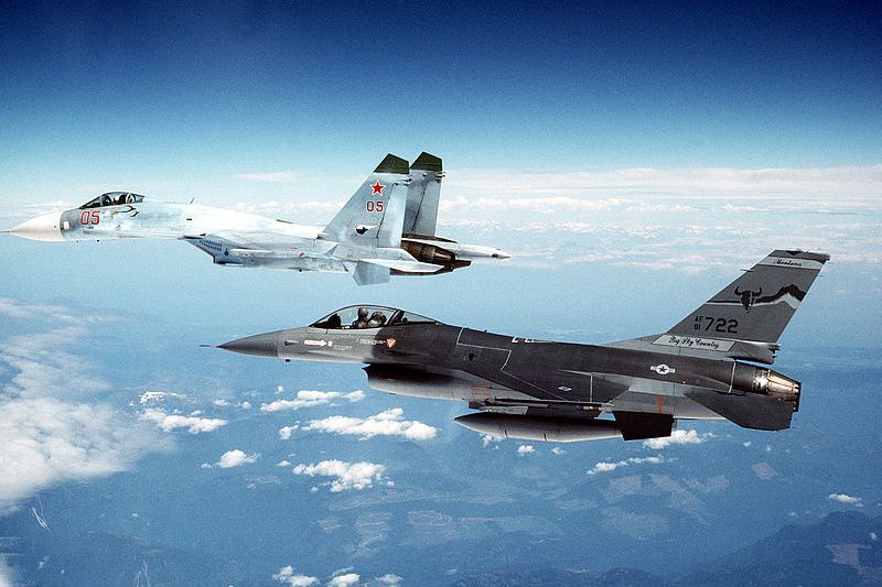 Sowjetischer Su-27 Flanker und US-amerikanische F-16A Fighting Falcon Zwei Kampfflugzeuge nebeneinander in der Luft