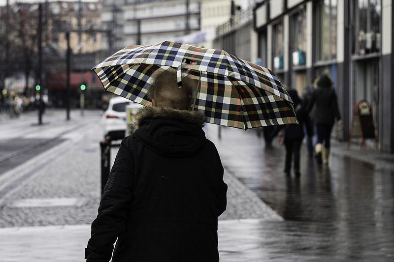 Ältere Frau mit Regenschirm Ältere Frau mit Regenschirm