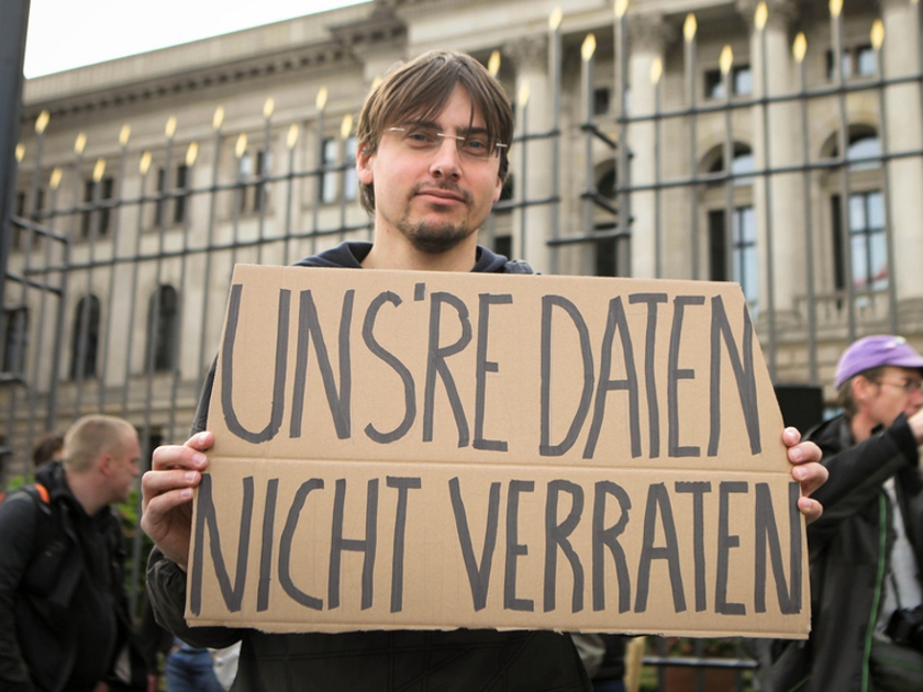 Meldedaten_12-09-21-11 Demonstrant vor dem Bundesrat bei der campact-Demo "Meldedaten-Datenkrake" am 12. September 2012