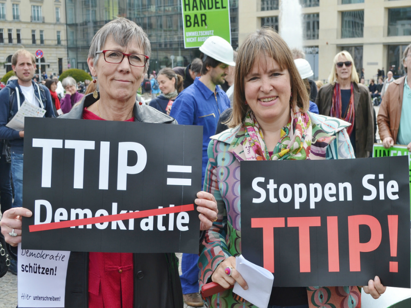 Bündnis UnfairHandelbar: Protest gegen TTIP am 6.5. in Berlin Demonstrantinnen auf einer Kundgebung gegen TTIP und CEFTA unter dem Motto "Zivilgesellschaft macht Dampf gegen den Konzern-Deal" vor dem Brandenburger Tor in Berlin (6. Mai 2014)