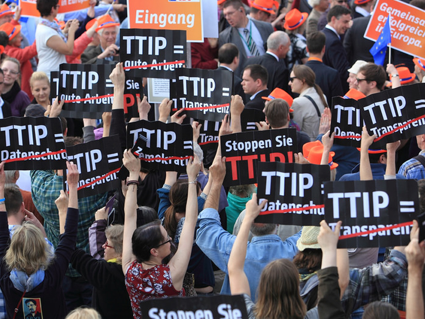 TTIP Flashmob Hamburg Demonstrant/innen bei einem TTIP-Flashmob in Hamburg