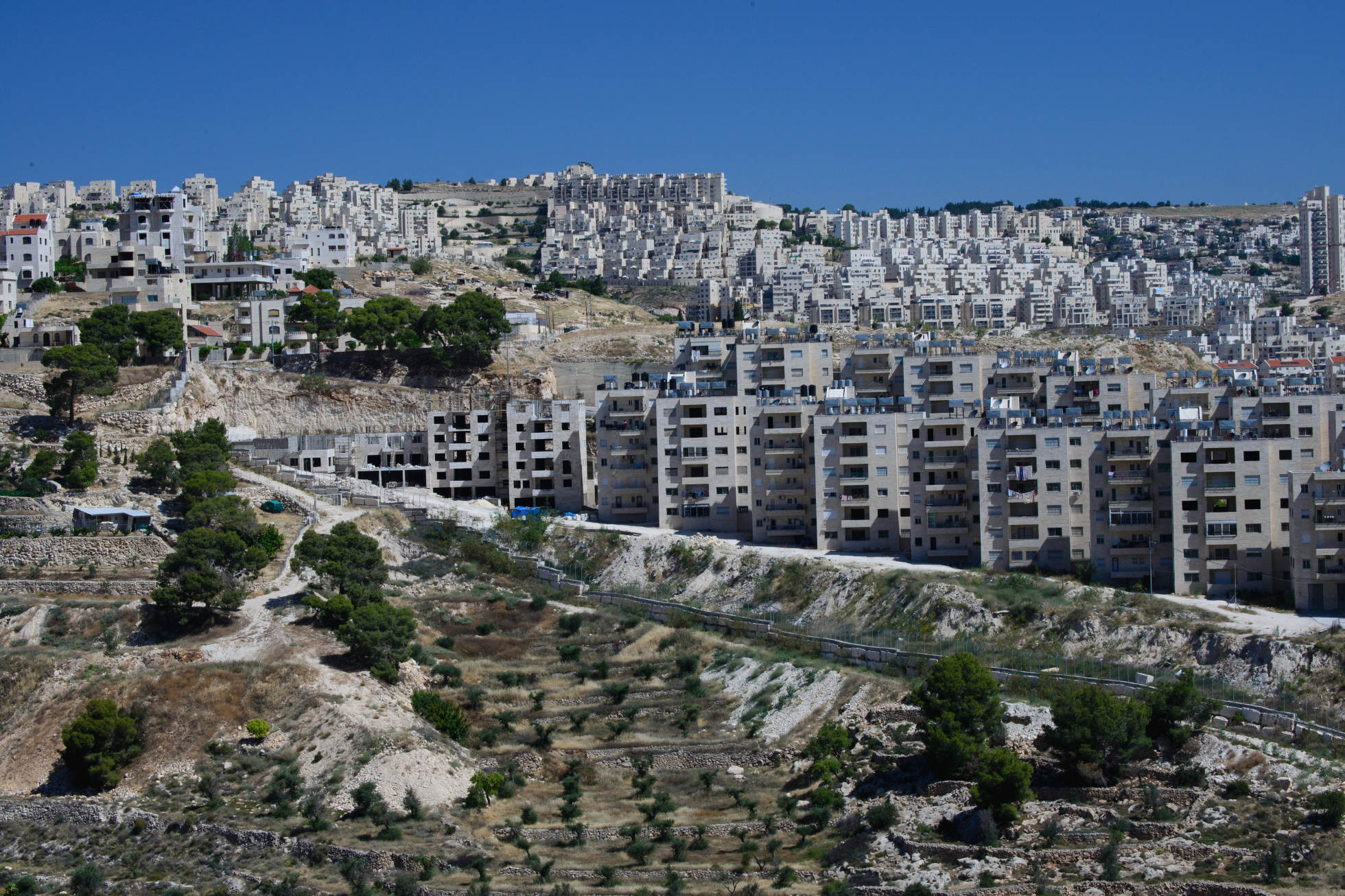 Siedlungsbau in Israle/Palästina - Netanyahus aggressive Forcierung des Siedlungsbaus hat die Chancen der Wiederaufnahme von Verhandlungen weiter schrumpfen lassen und Israel in die internationale Isolation getrieben Mauer und Siedlungsbau - Israel/Palästina