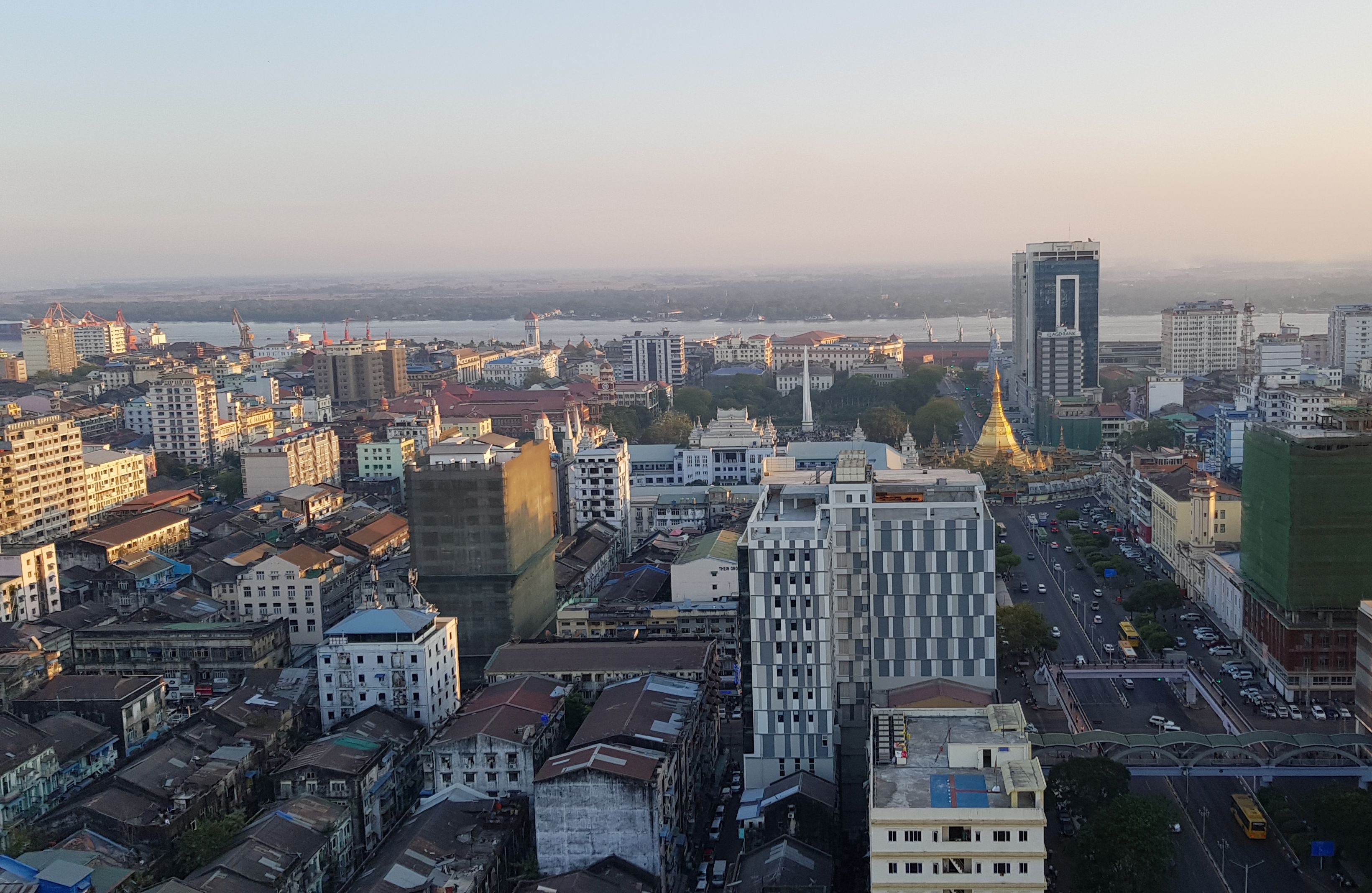 Downtown Yangon mit Blick nach Süden, mit der Sule Pagoda und dem Mahabandula Square mit dem Unabhängigkeitsdenkmal Downtown Yangon mit Blick nach Süden, mit der Sule Pagoda und dem Mahabandula Square mit dem Unabhängigkeitsdenkmal