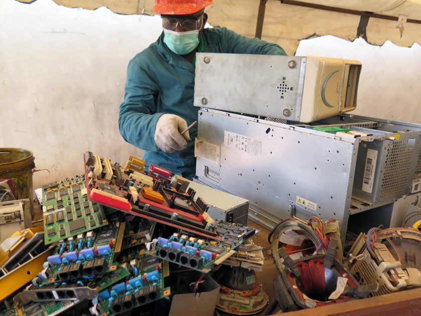 Mann beim Elektro-Recycling, Lagos Mann beim Elektro-Recycling, Lagos