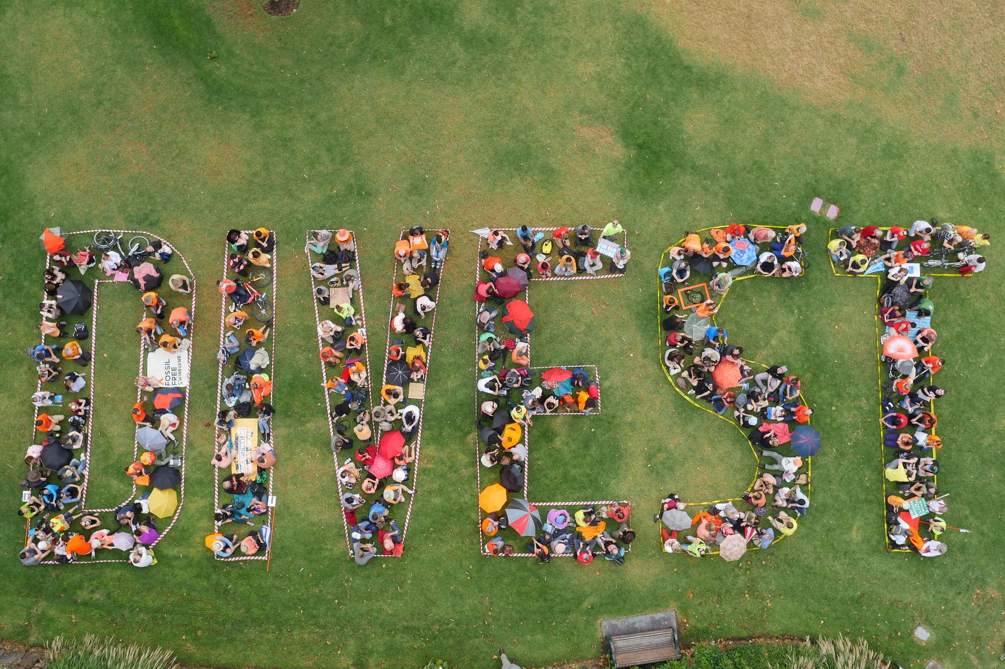 „Divestment“ Investitionen in Fossile Brennstoffe müssen mittelfristig abgeschrieben werden. Dies fordern auch Aktivist/innen beim Global Divestment Day 2015