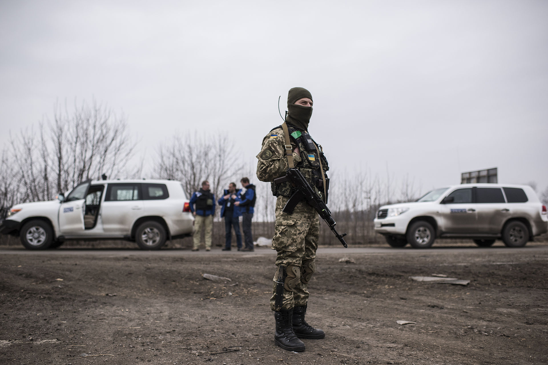 Beobachter der OSZE bei einer Stellung der ukrainischen Truppen im März 2015 Beobachter der OSZE bei einer Stellung der ukrainischen Truppen im März 2015