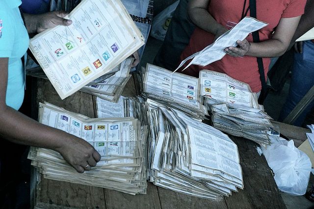 Mehrere Stapel Wahlzettel