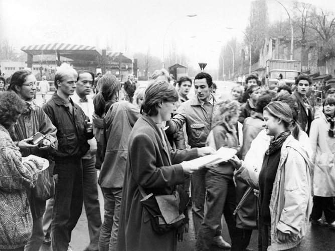 Aufruf/Flugblatt zur Demonstration auf dem Alexanderplatz Frauen in die Offensive! Aufruf/Flugblatt zur Demonstration auf dem Alexanderplatz Frauen in die Offensive!