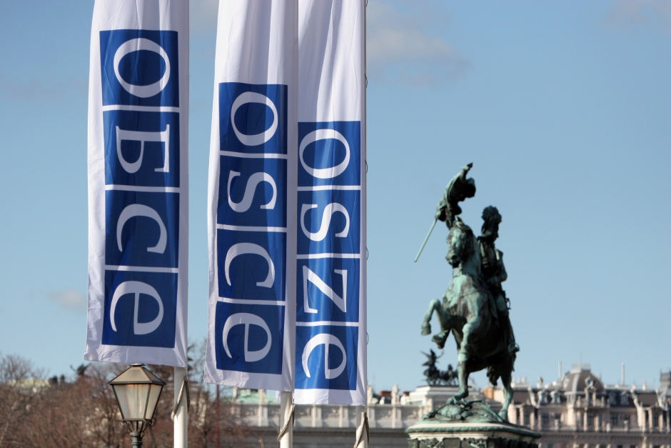 Flaggen mit dem OSZurg in Wien.E-Logo auf Russisch, Englisch und Deutsch vor der Hofburg in Wien. Flaggen mit dem OSZE-Logo auf Russisch, Englisch und Deutsch vor der Hofburg in Wien.
