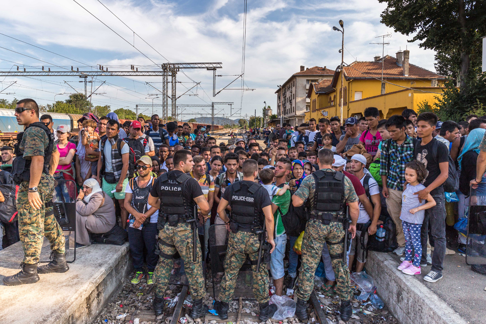August 2015, Gevgelija, Mazedonien Eine angesichts großer Menschenmassen überforderte mazedonische Polizei im Sommer 2015