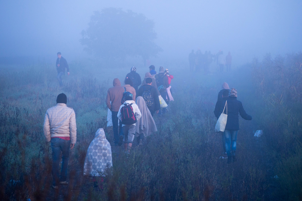 September 2015, Röszke, Ungarn Menschen auf ihrem Weg aus Ungarn nach Deutschland (Röszke, Ungarn, September 2015)