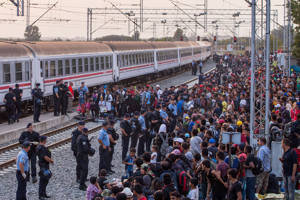 September 2015, Tovarnik, Kroatien Wartende Geflüchtete am Bahnhof in Tovarnik in Kroatien