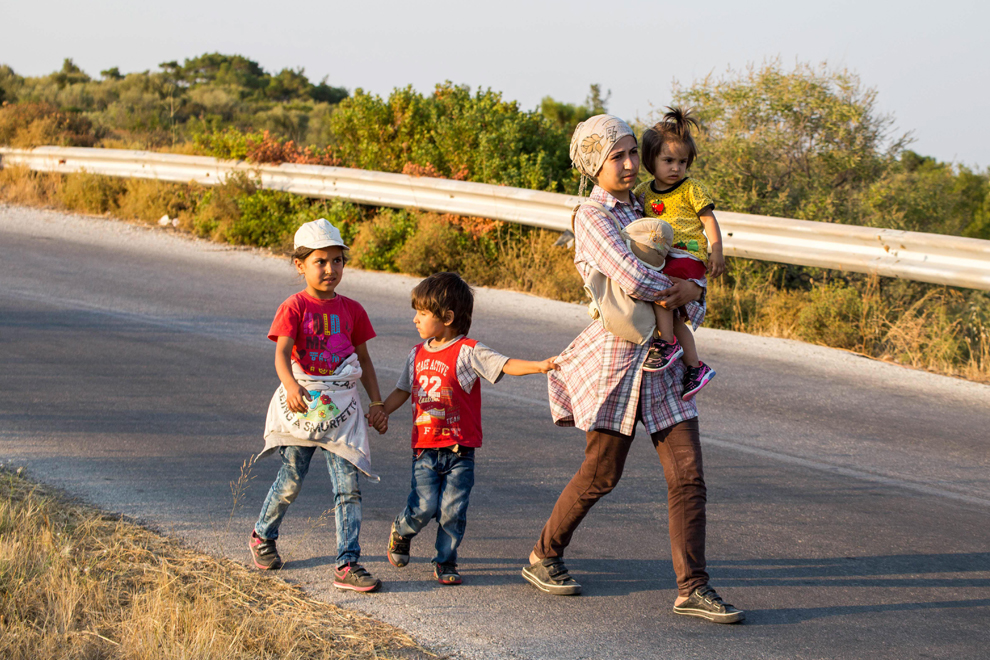 August 2015, Lesbos, Griechenland Eine Familie auf dem Weg zur Registrierungsstelle auf Lesbos (Griechenland, August 2015)