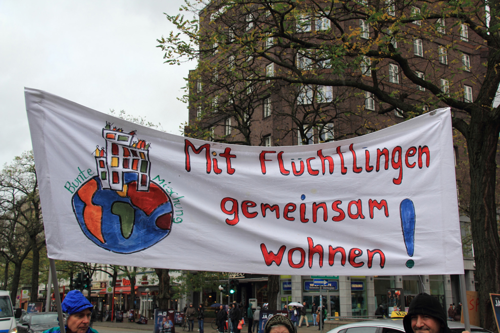 Refugees Welcome means Equal Rights for all - Demonstration Hamburg 14.11.2015 Transparent mit der Aufschrift "Mit Flüchtlingen gemeinsam wohnen"