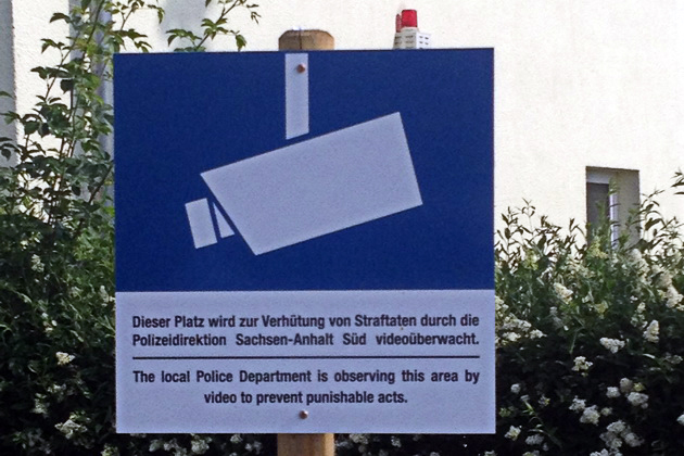 Schild zur Videoüberwachung in Tröglitz Schild zur Videoüberwachung in Tröglitz