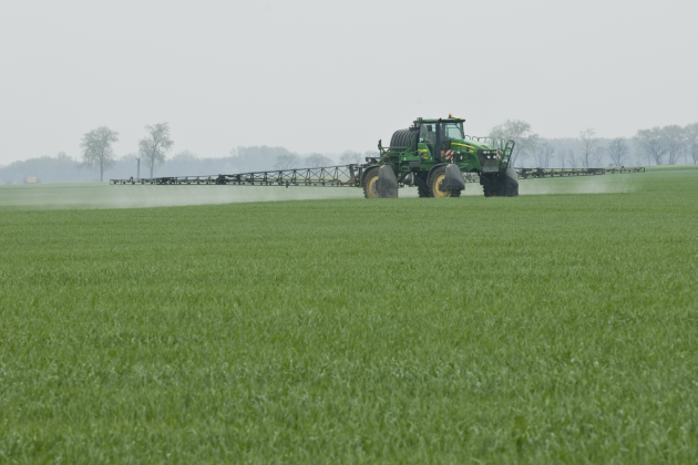 Traktor auf Feld Traktor auf Feld