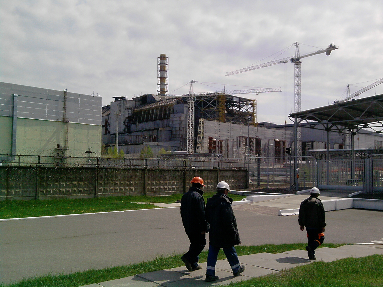 Arbeiter vor dem Katastrophenreaktor im April 2015 - Der Reaktor erhält derzeit eine neue Schutzhülle Arbeiter vor dem Katastrophenreaktor im April 2015 - Der Reaktor erhält derzeit eine neue Schutzhülle