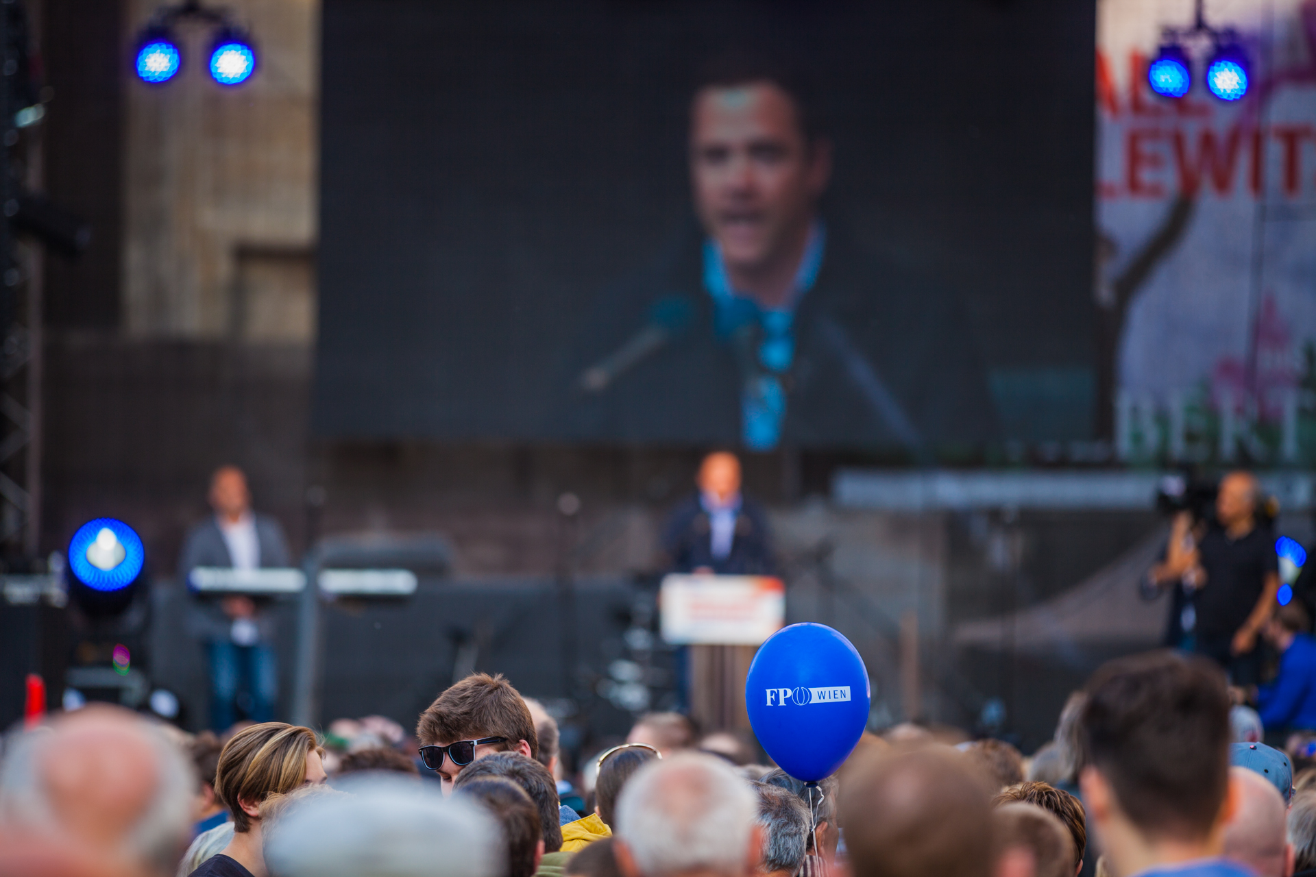 FPÖ-Wahlkampf: Kundgebung auf dem Stephansplatz in Wien, April 2016 FPÖ-Wahlkampf: Kundgebung auf dem Stephansplatz in Wien, April 2016