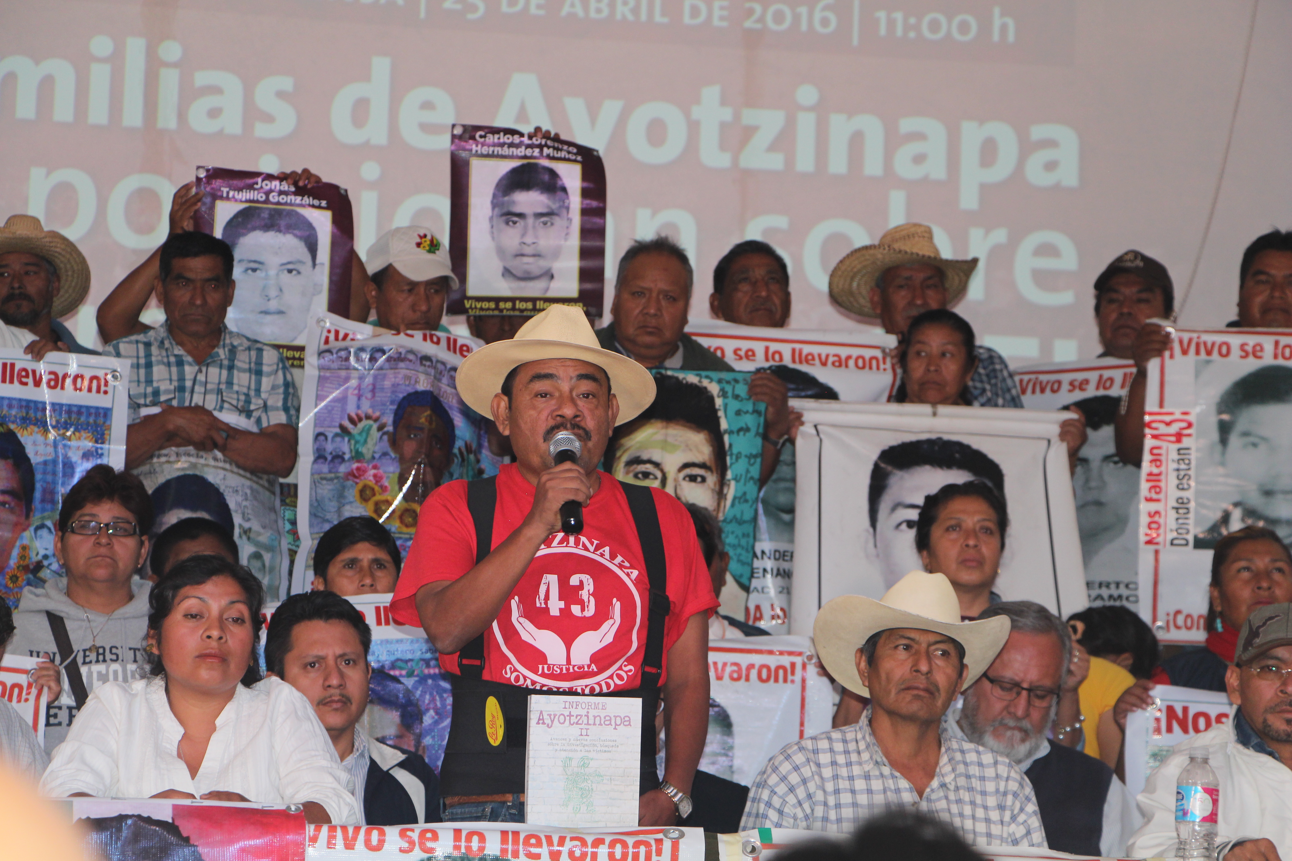 Pressekonferenz in Ayotzinapa Vater eines verschwundenen Studenten von Ayotzinapa
