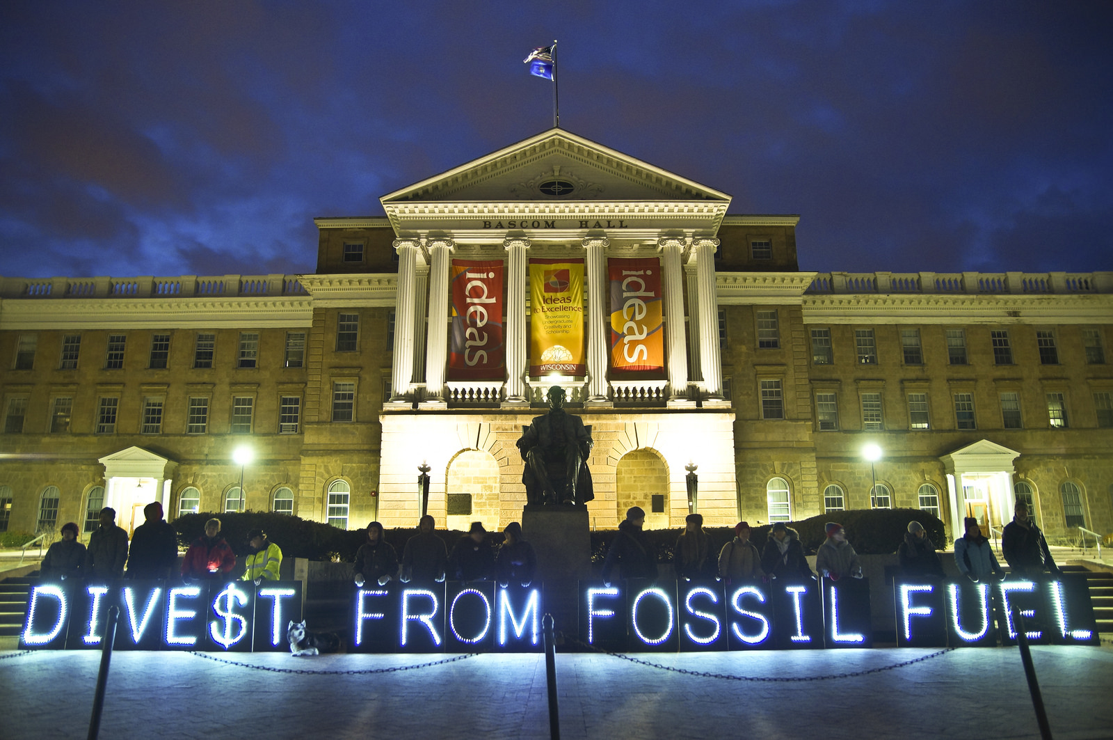 Divest From Fossil Fuels UW Proteste an der Univerität Wisconsin, Beteiligungen an Energieunternehmen mit fossiler Energie als Geschäftsbereich eich aufzugeben