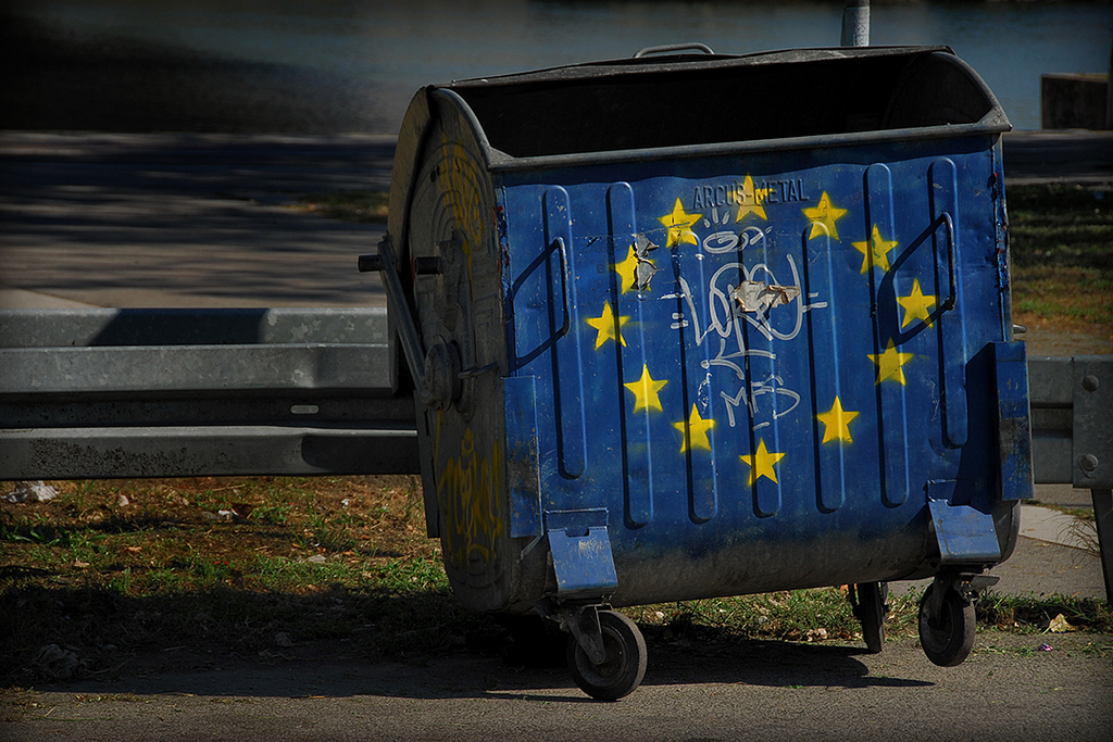 Müllcontainer vor dem Headquarter der EU in Brüssel