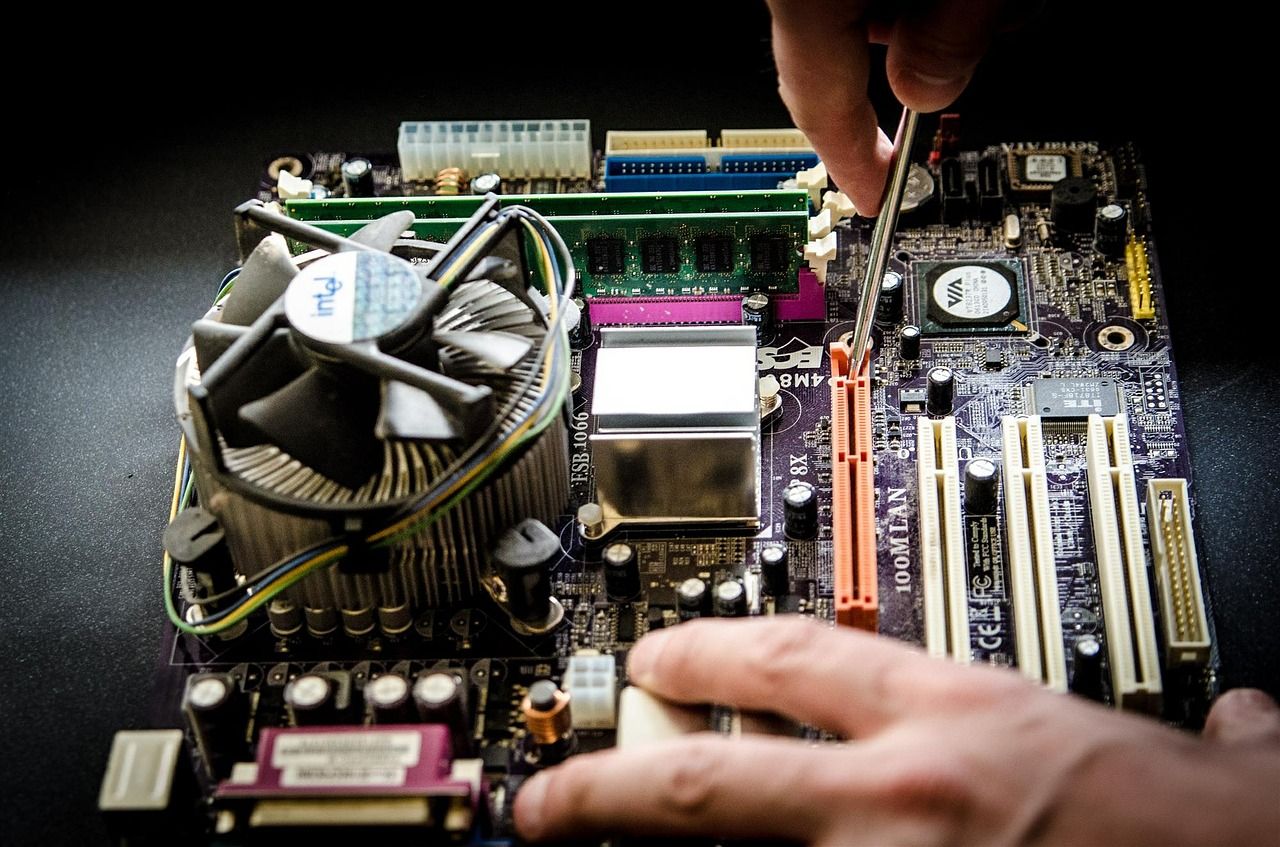 Motherboard eines Computers Das Reparieren von elektronischen Geräten erhöht ihre Lebensdauer und spart den Verbraucher/innen Geld.