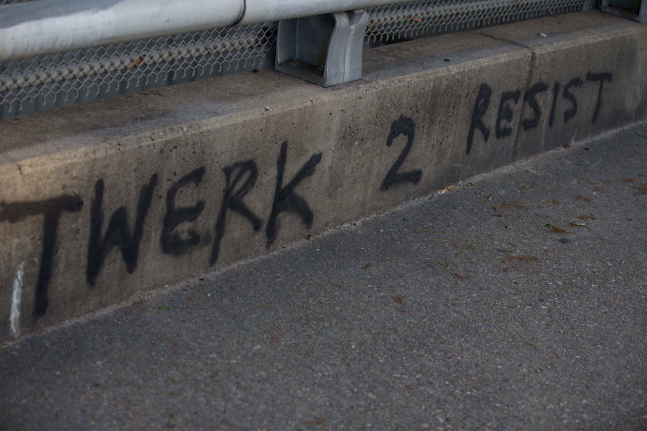 Twerk 2 resist Twerk 2 resist - aufgesprüht auf einer Mauer