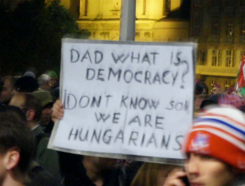 Dad what is democracy? Dad what is democracy? Protest in Budapest gegen die Orbán-Regierung und ihre auferlegte Internet-Steuer, Oktober 2014