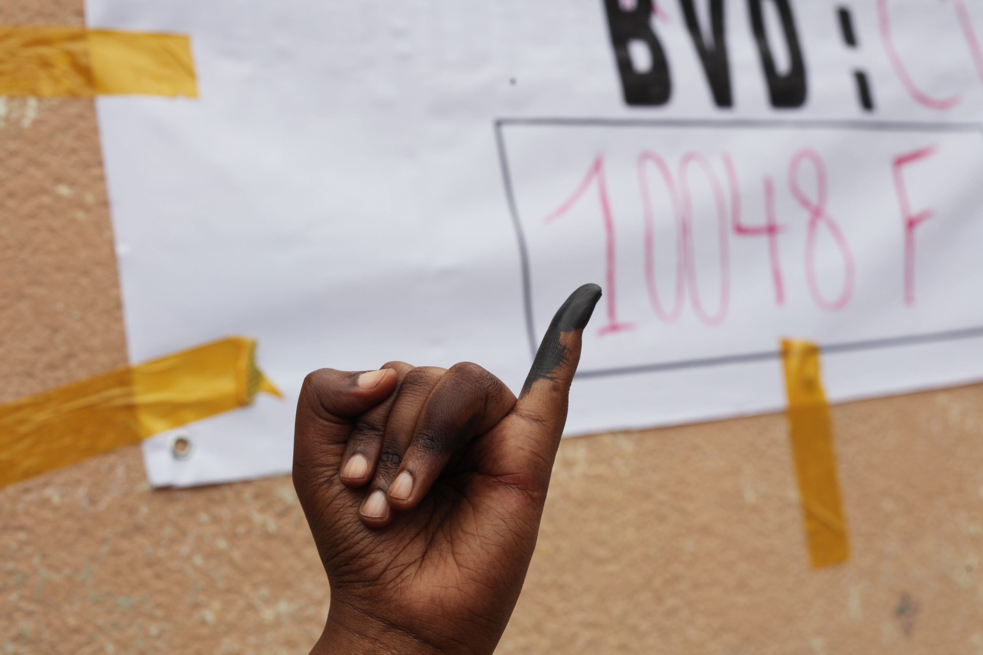 After voting finger with ancre Finger mit Wahltinte nach der Wahl 2011 in der Demokratischen Republik Kongo