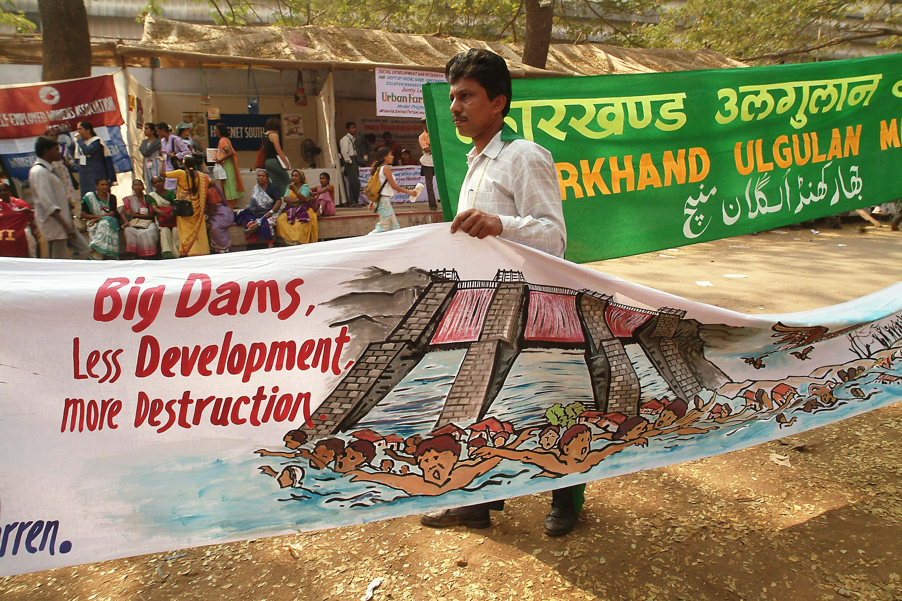 Anti dam protest Mann mit Transparent auf Protestveranstaltung gegen Staudämme beim Weltsozialforum 2004 in Mumbai