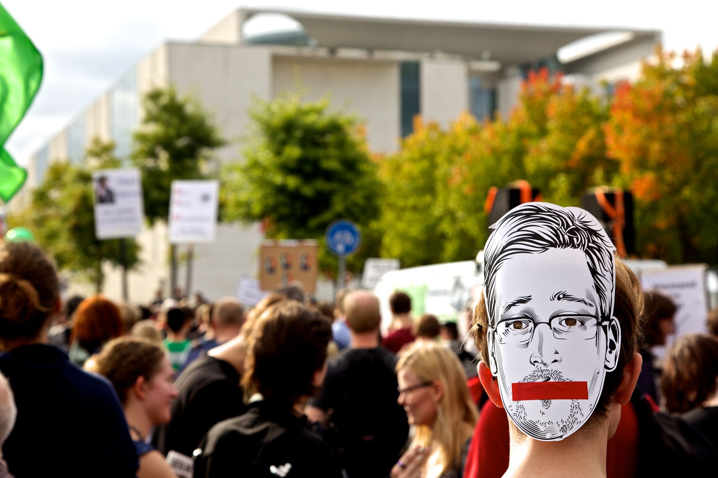 #FsA14 - Freiheit statt Angst 062 Demonstrant mit Snowden-Maske bei einer Demonstration gegen Überwachung in Berlin