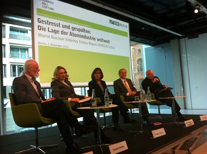 Mycle Schneider, Claudia Kemfert, Rebecca Harms, Christian Meyer zu Schwabedissen und Ralf Fücks diskutieren den World Nuclear Industry Status Report 2016 Mycle Schneider, Claudia Kemfert, Rebecca Harms, Christian Meyer zu Schwabedissen und Ralf Fücks diskutieren den World Nuclear Industry Status Report 2016