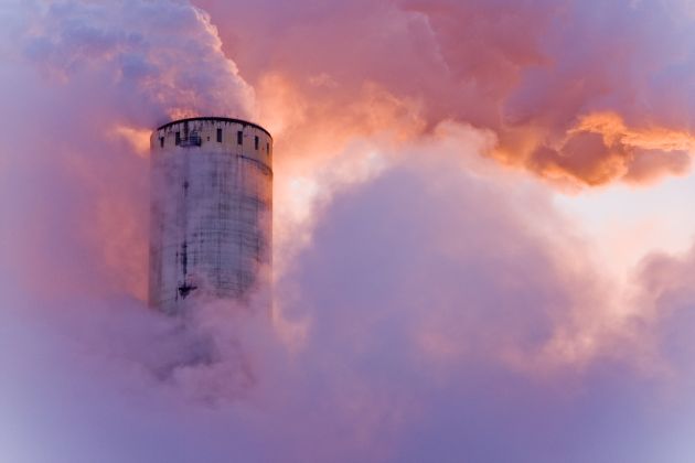 Cloudfactory II Schornstein des RWE-Kohlekraftwerks in Grevenbroich, Deutschland, am frühen Morgen