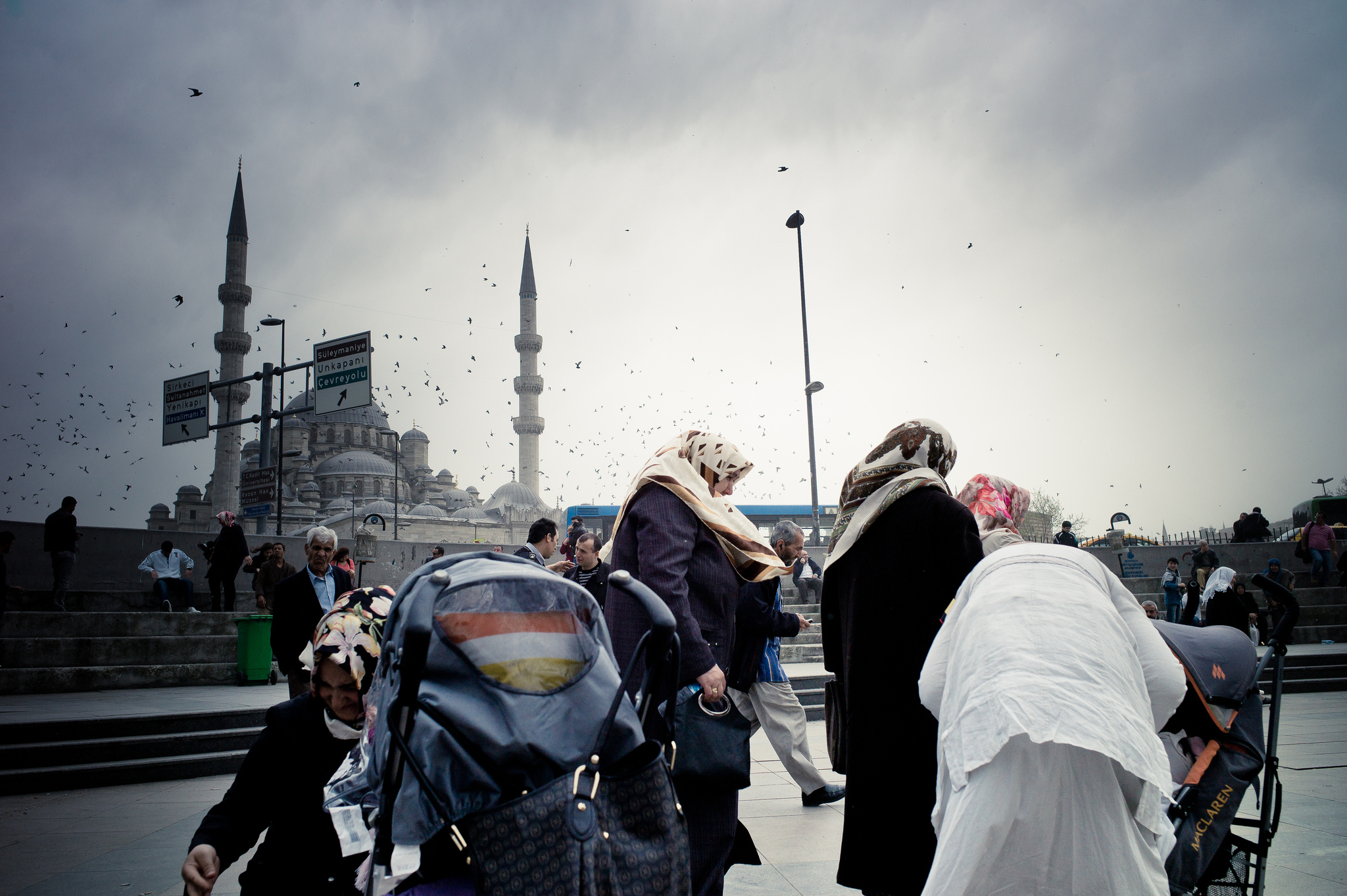 get ready for the storm Frauen in Istanbul kurz vor dem Sturm