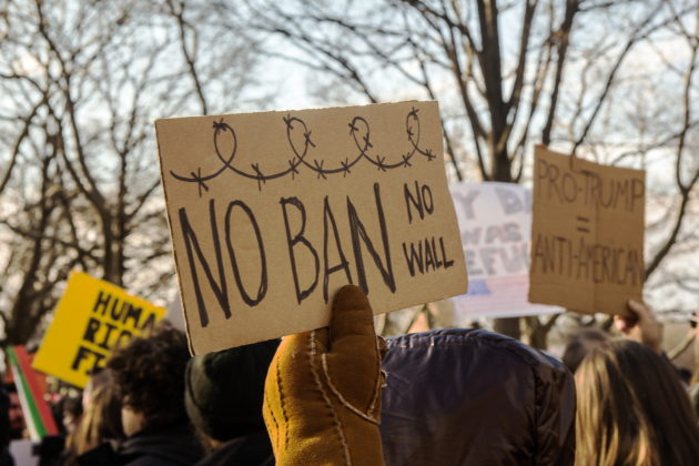 No Ban, No Wall "No Ban, No Wall"-Schild auf einer Demonstration gegen das Einreiseverbot für viele Muslime