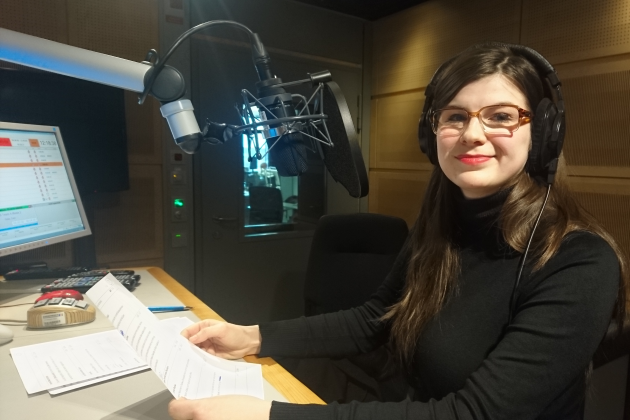 Stipendiatin Daria Gomelskaia beim Workshop „Radio machen“ Workshop-Teilnehmerin im Studio