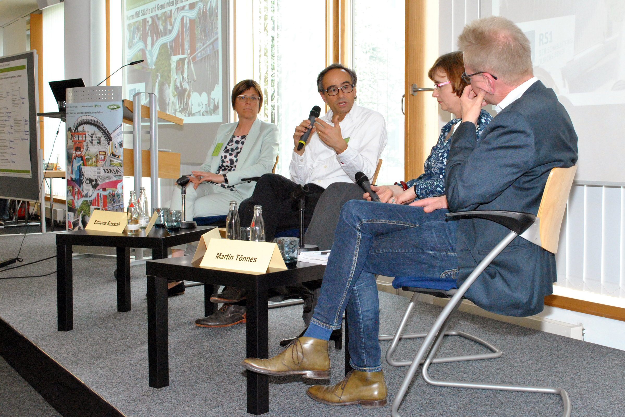 Bruno Bebié (2. v. li) auf dem 5. Kommunalpolitischer Bundeskongress Podiumsdiskussion auf dem 5. Kommunalpolitischer Bundeskongress der Heinrich-Böll-Stiftung