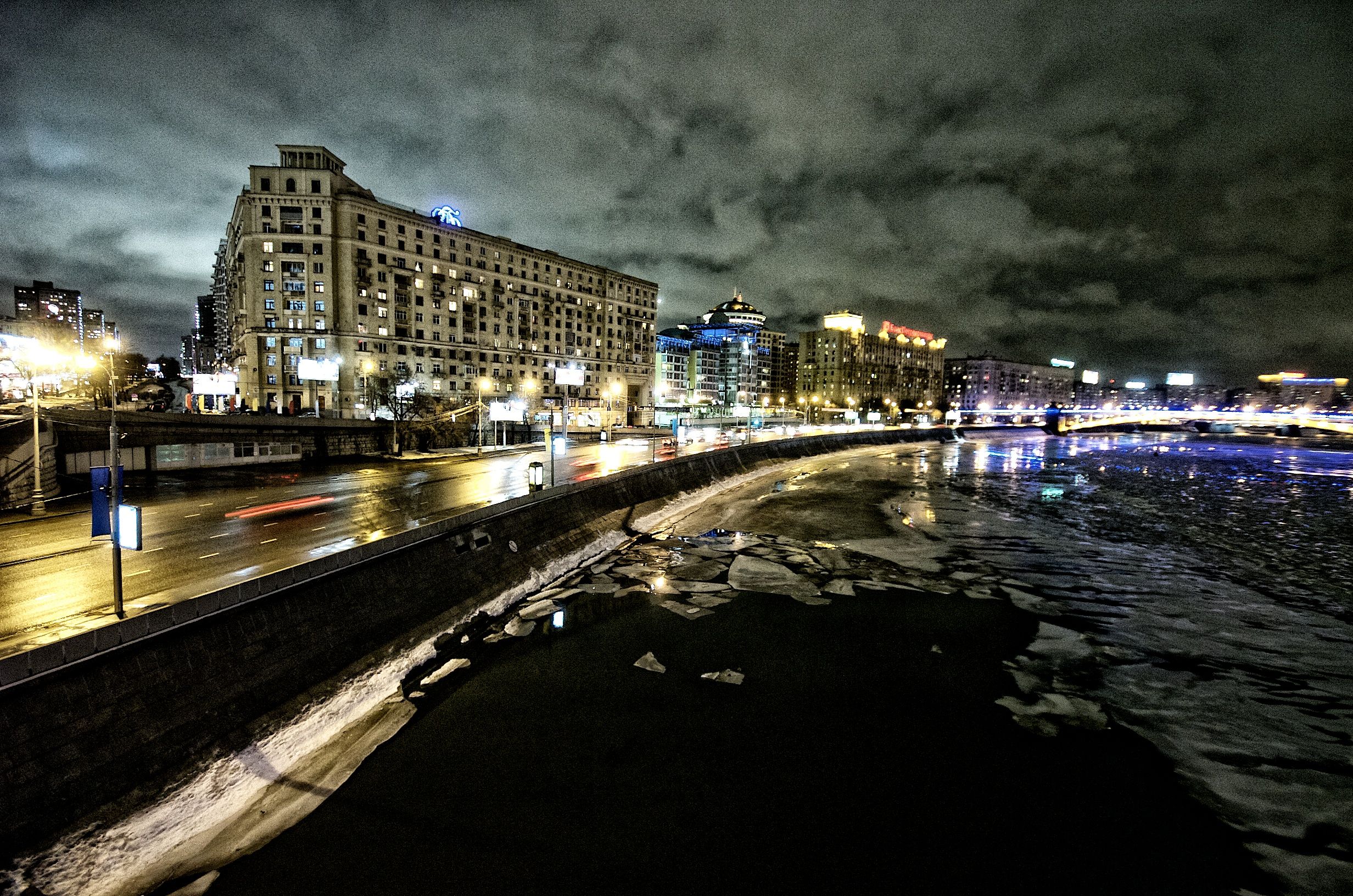 Москва́ Eine Moskauer Straße bei Nacht im Winter
