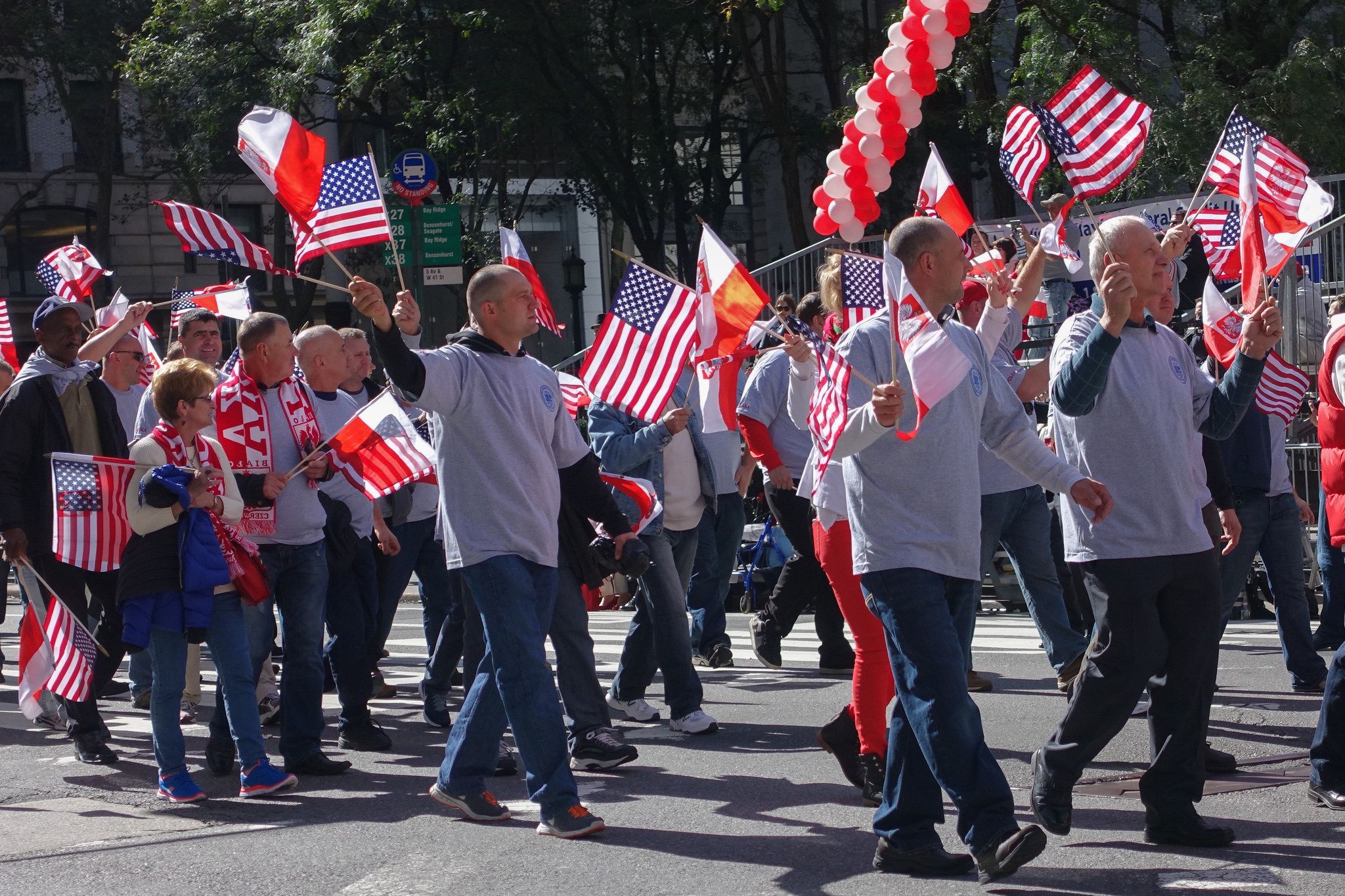 2015 Pulaski Parade Menschen schwenken die Nationalfahnen Polens und der USA während einer Parade in New York