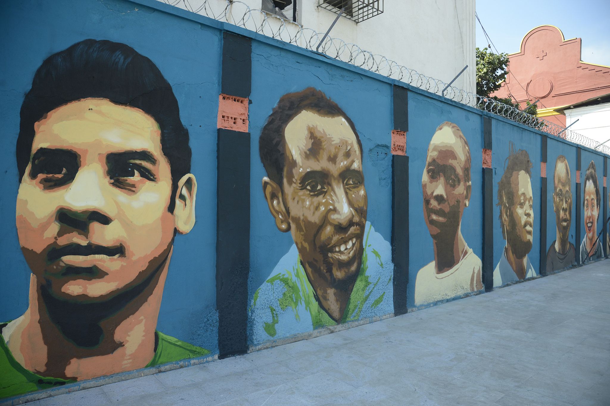 Graffity-Porträts von Athlet/innen des Flüchtlings-Team der Olympischen Spiele 2016 Wand mit Graffity-Porträts von Athlet/innen des Flüchtlings-Team der Olympischen Spiele 2016