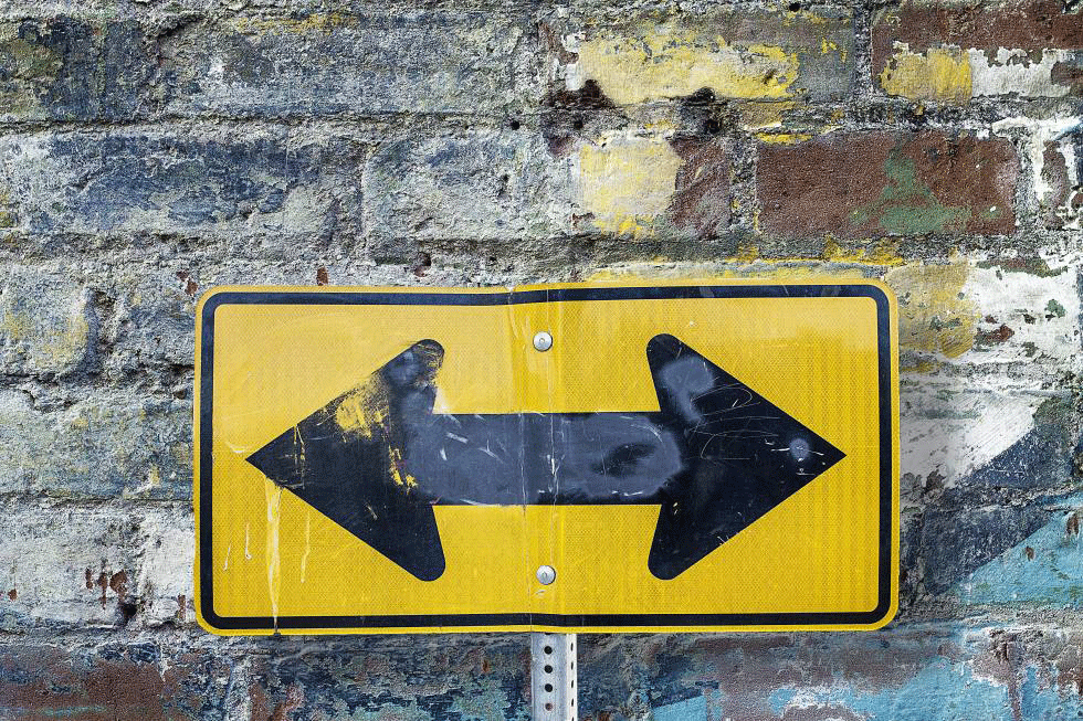 Ein Doppelpfeil auf einem Straßenschild Ein Doppelpfeil auf einem Straßenschild