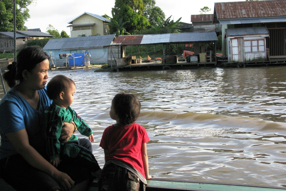 Der Mahakam in Kalimantan Timur, Indonesien Eine Mutter mit zwei Kindern auf einem Boot.