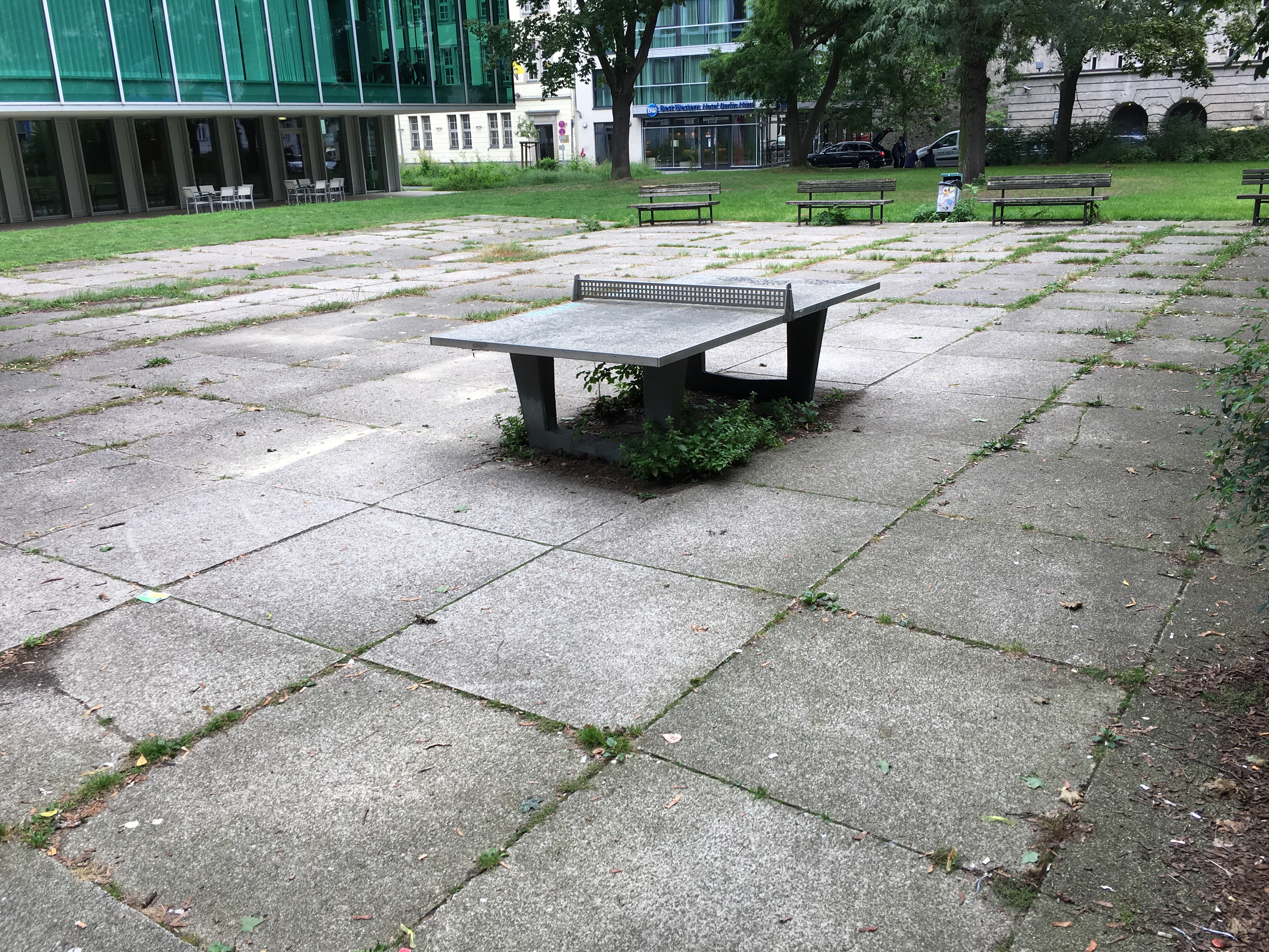 Möglicher Standort für einen Neubau der Heinrich-Böll-Stiftung Tischtennisplatte vor dem Gebäude der Heinrich-Böll-Stiftung
