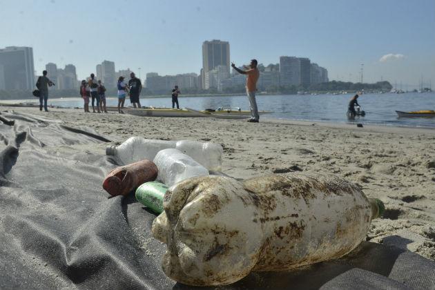 Die Guanabara-Bucht in Rio de Janeiro, Brasilien. Leere Plastikflaschen an der Guanabara-Bucht in Rio de Janeiro, Brasilien.