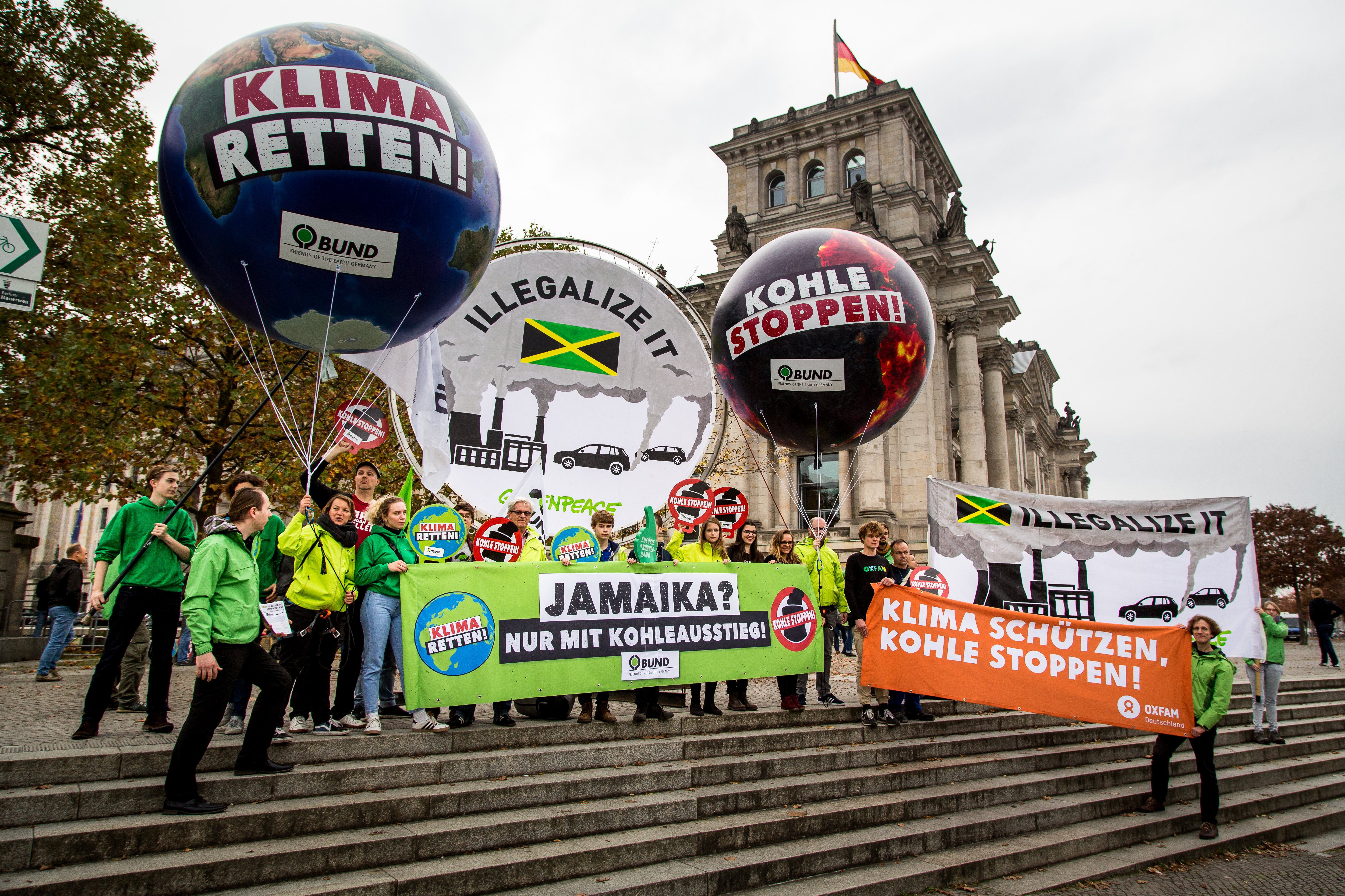 Jamaika? Nur mit Kohleausstieg. BUND-Aktion zu den Sondierungsgesprächen am 20.10.2017 in Berlin Proteste vor dem Reichstagsgebäude in Berlin