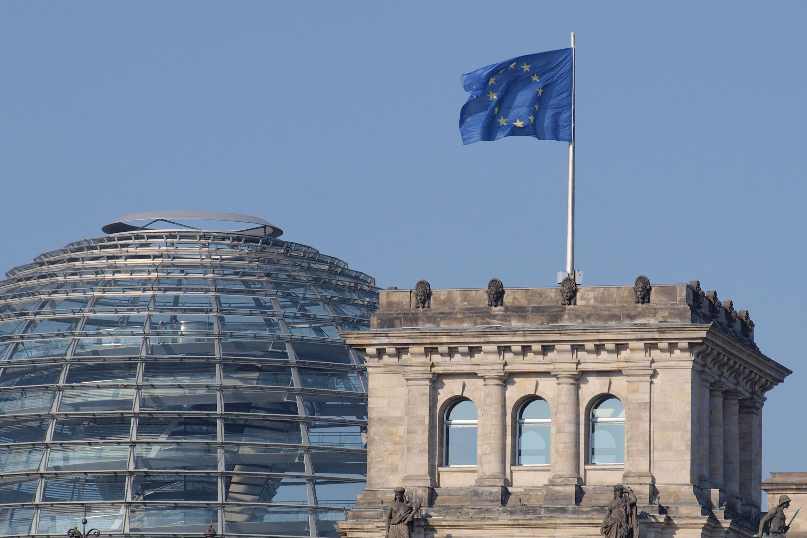 Reichstagsgebäude mit Kuppel und Europaflagge Die Flagge der Europäischen Union weht über dem Reichstag