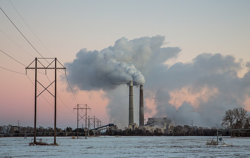 Kohlekraftwerk in Minnesota, USA. Ein Kohlekraftwerk in der Abenddämmerung