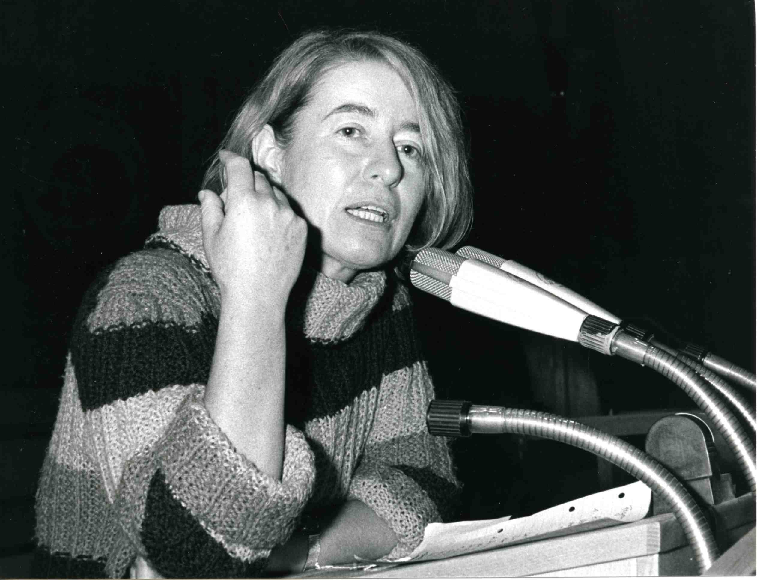 Hilde Schramm Hilde Schramm spricht in ein Mikrofon