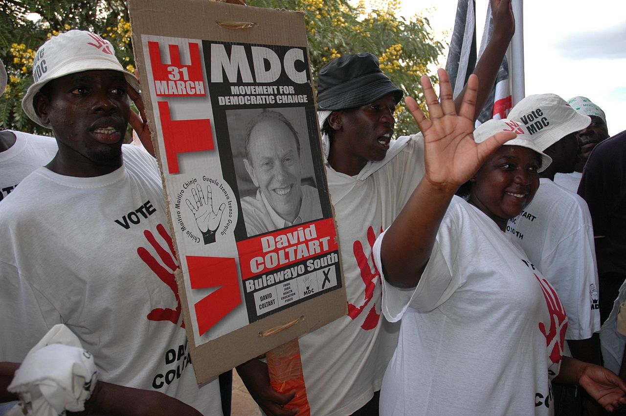 Die Oppositionspartei ‚Movement for Democratic Change‘ Demonstratinnen und Demonstranten in Simbabwe