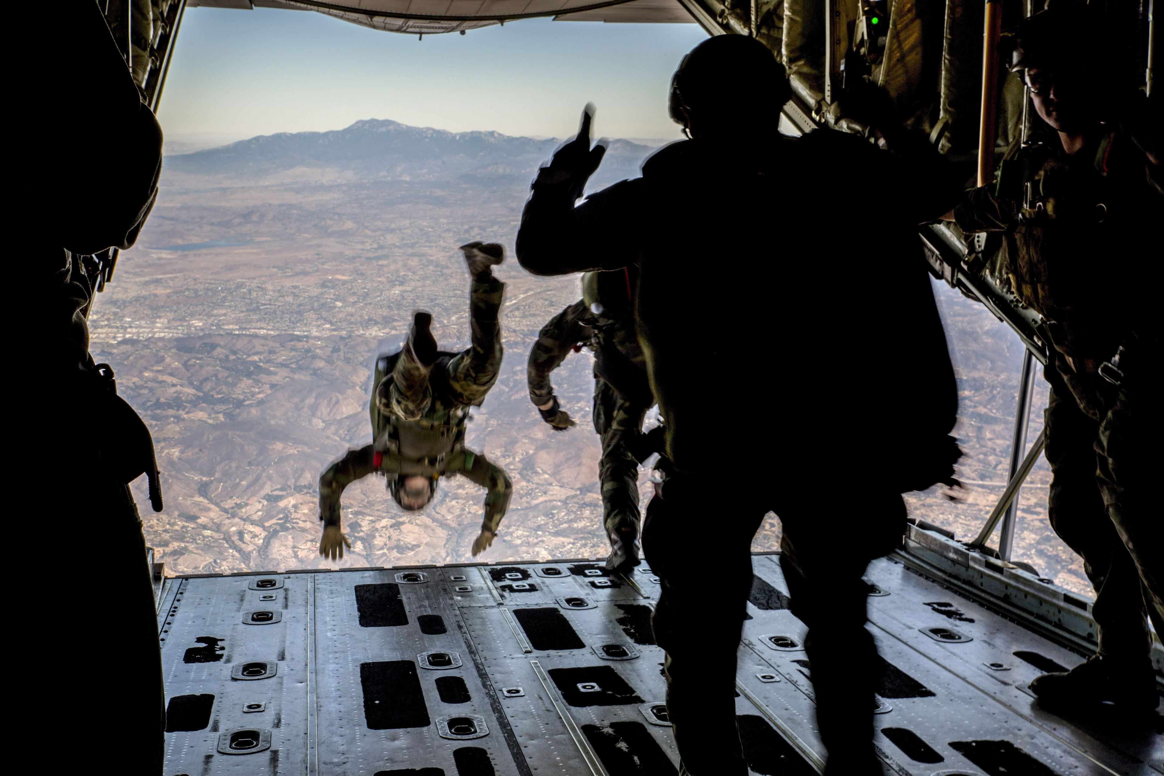 Herculean Jump U.S.-Soldaten springen mit Fallschirmen aus einem Flugzeug